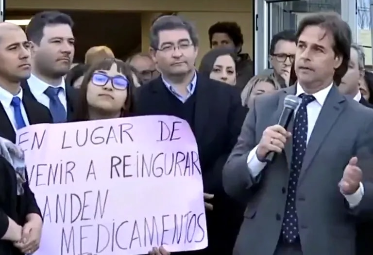 LANACION's tweet photo. Luis Lacalle Pou reinauguraba una policlínica y llamó a una mujer que reclamaba por medicamentos: “Vení con el cartel y todo” https://t.co/S2GMFNg3bz https://t.co/CynpO5P4oU