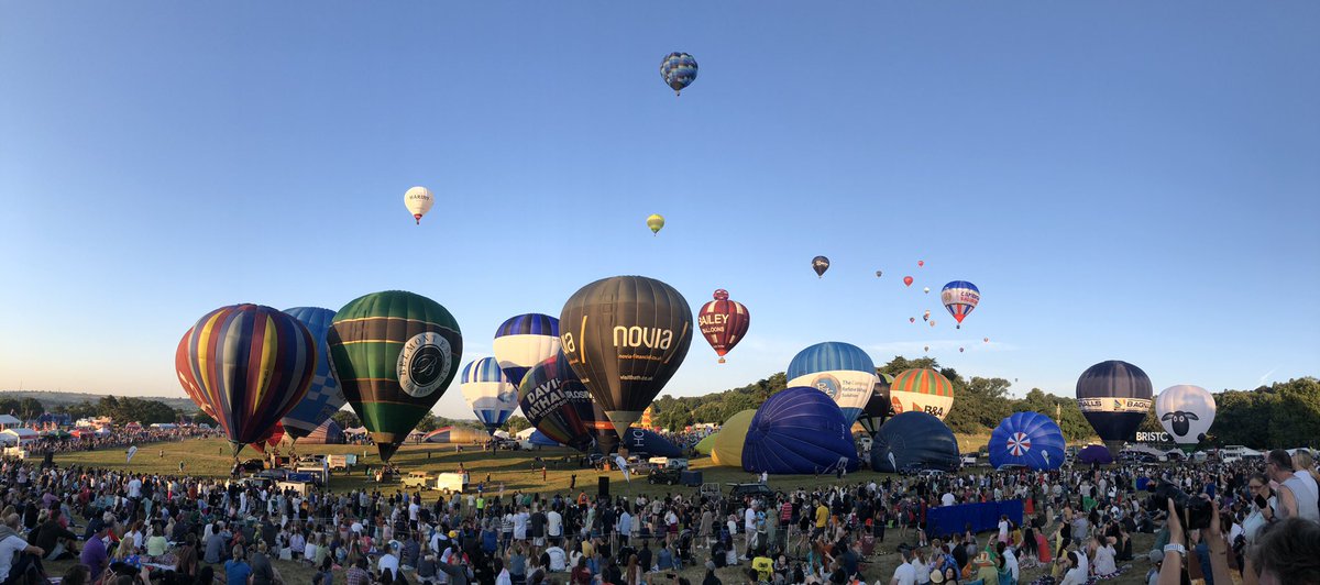 FocusNature's tweet photo. Stunning sight at Ashton court this morning.  What a great start to the weekend  @bristolballoon #fiesta https://t.co/N8pWtbgI4i
