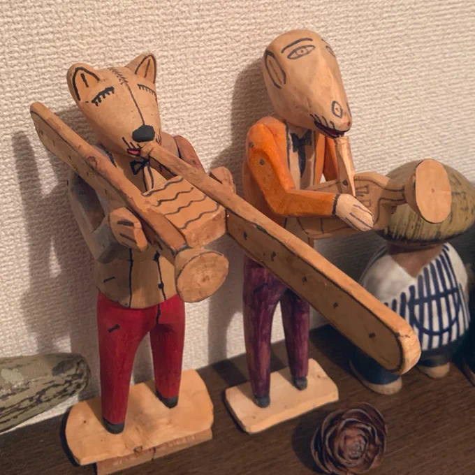 和田誠展に展示されていた文春のカバーイラストにオアハカンウッドカービングがあったけど、自分も同じ様式の物を2体持っていて、特徴的にZファミリー作のものだと思うけど、なんだか嬉しかった。 