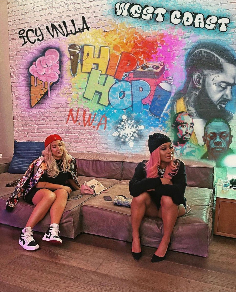 IamArtistLive's tweet photo. The power of music πΆ runs the world π #hiphop @JoelleJames @Saweetie π¦βοΈ
#VnllaFctry #Pbm #servelove https://t.co/YleRmqbnci