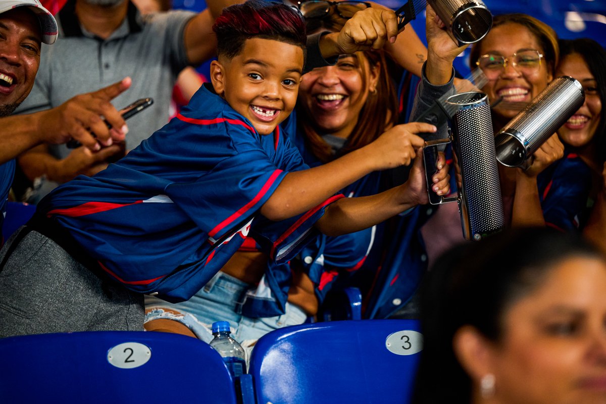 Marlins's tweet photo. 🎶Unos dominicanos que es uva bombón. Uva, uva bombón. 🎶 https://t.co/SWCKjfY6EP
