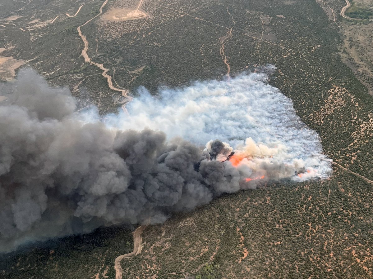 UtahWildfire's tweet image. UPDATE: Neola, Altamont, Lapoint and Roosevelt fire depts working w/ federal firefighters to battle the #BoulderRidgeFire. Multiple aircraft assisting. Cedar City Hotshots &amp;amp; Vegas Valley Type 2 Crew assigned to incident. #blmgl

PHOTO CREDIT: Lucas Rhea