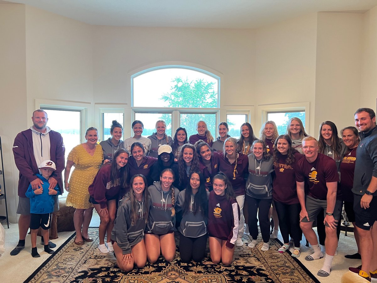 CMU_W_Soccer's tweet photo. Thank you @AmyFolan for hosting our team for lunch and some competitive games. We had a blast. https://t.co/ngusdRcUcW