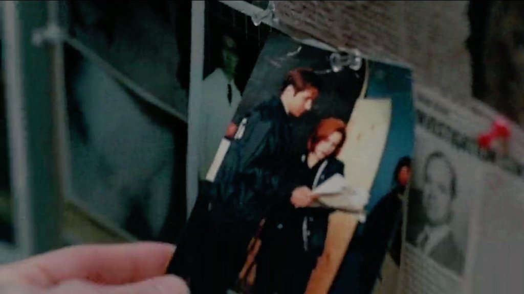 rae_noelle's tweet photo. the fact that mulder has a framed picture of him &amp; Scully in the basement office
#txfInteriorDesigns
#thexfiles https://t.co/TEUVyBk3J2