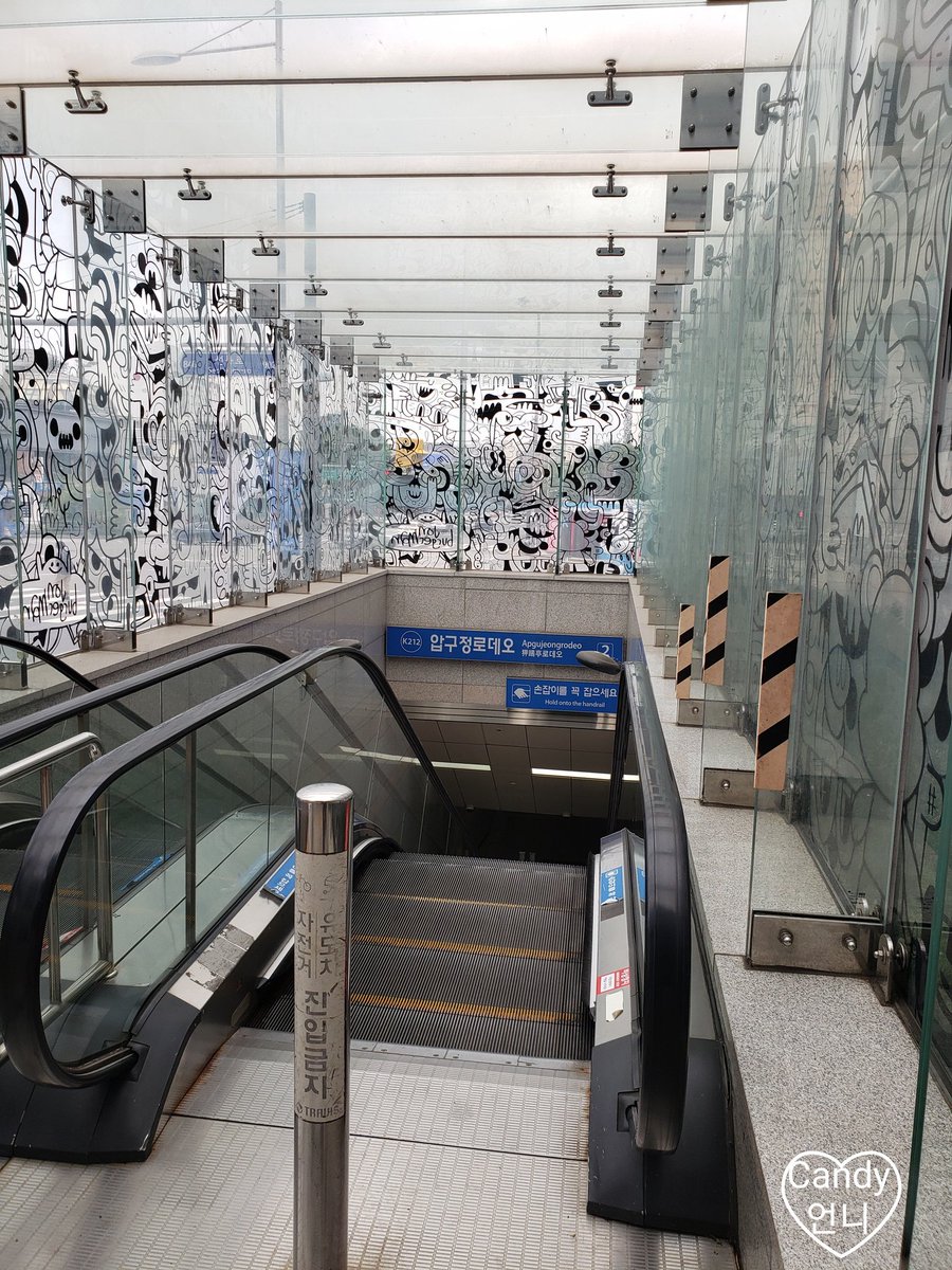 seoul_by_candy's tweet photo. こんにちは😃

 #狎鴎亭ロデオ 駅２番出口を出て、直進する道は #K_STAR_ROAD という名前があります😊
#Kポップアイドル の熊のモニュメントが #清潭駅 方面へと続いてます

このモニュメントを辿って、お散歩してみては、いかがですか？

#PSY #2PM https://t.co/9eOsPKWJnD