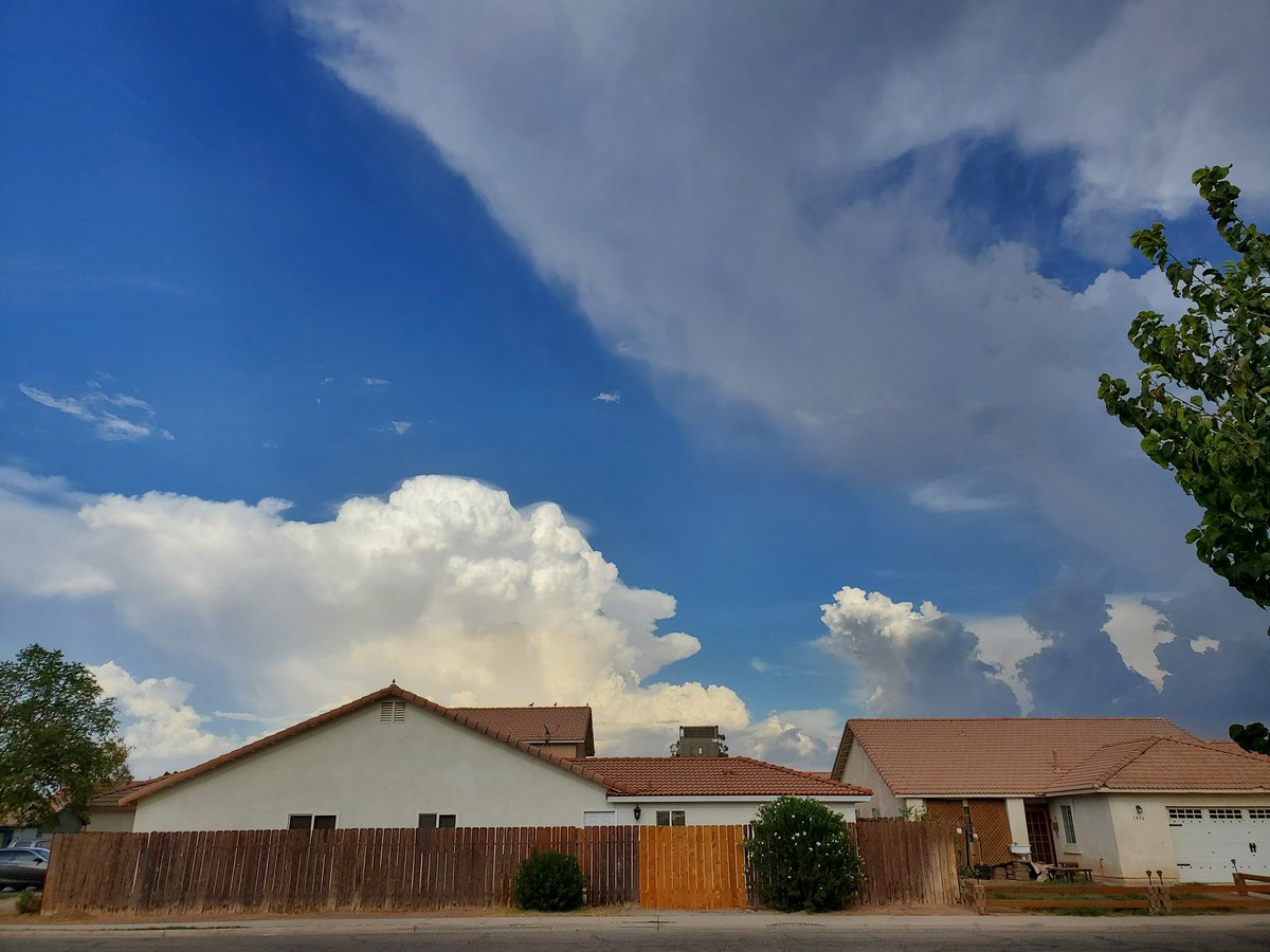 nutshell_noir's tweet photo. This evening's sky #desertliving #desertstorms #ImperialValley #SoCal https://t.co/06RBAlMicO