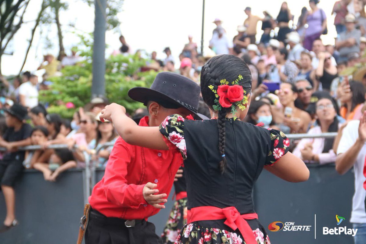 consuertemeta's tweet photo. 🧡El joropo lo vivimos todos, sin importar la edad, la raza, si sabe o no bailar, porque el llano nos llama a disfrutar de su cultura. 

#JoropoSinFronteras #ConSuerte #LlanosColombianos #TorneoDelJoropo #ElMetaTeEspera https://t.co/ZR1VYnqfjQ