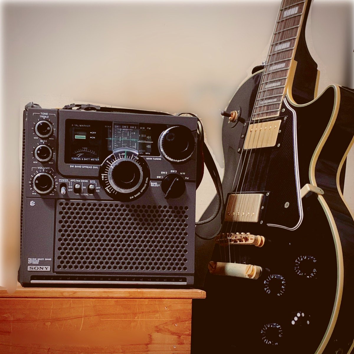 ikoasynthesis's tweet photo. 帰省したのでローカルラジオ聴いてる。
私が生まれるずっとずっと前からあるラジオなんだけど、とにかくデカくて重い…
1/1スケールのレスポールと比べてもこのデカさ…
#skysensor #sony https://t.co/AvjP24xl8W