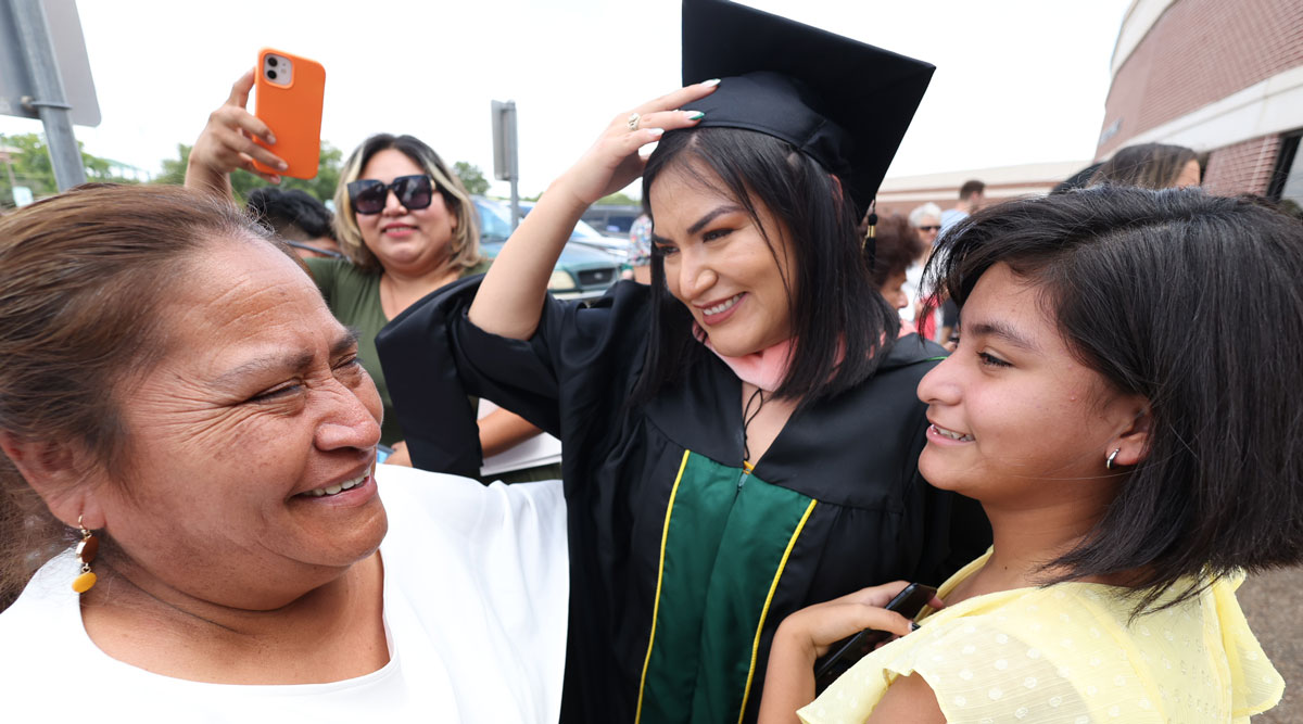 Baylor's tweet photo. Congrats, #BU22 -- you did it! This is what all the hard work was for!!! 🐻🎓🎉

[More #BaylorGrad 📸: https://t.co/G3otjvVwmT] https://t.co/iL6s0VpV3C