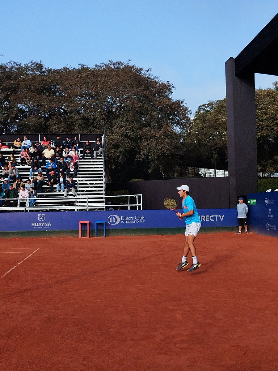 4everdianderas's tweet photo. #DirectvOpenLima
Gonzalo Bueno no pudo y perdió dos sets a uno (7-6, 4-6, 7-5) ante Agustín Tirante en semis
➡️Bueno destaca por desgastar al rival
➡️ Tirante calculó y potenció mejor sus tiros en la recta final
➡️Grandes habilidades y reflejos del 🇵🇪 https://t.co/L8UjStDK18
