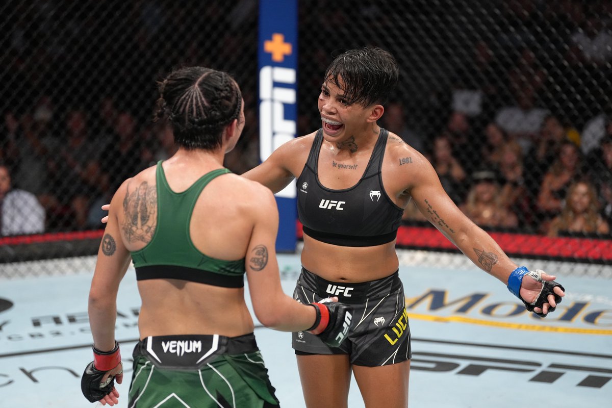 Hats off to these two 👏 👏 👏

What a fight!!! #UFCSanDiego