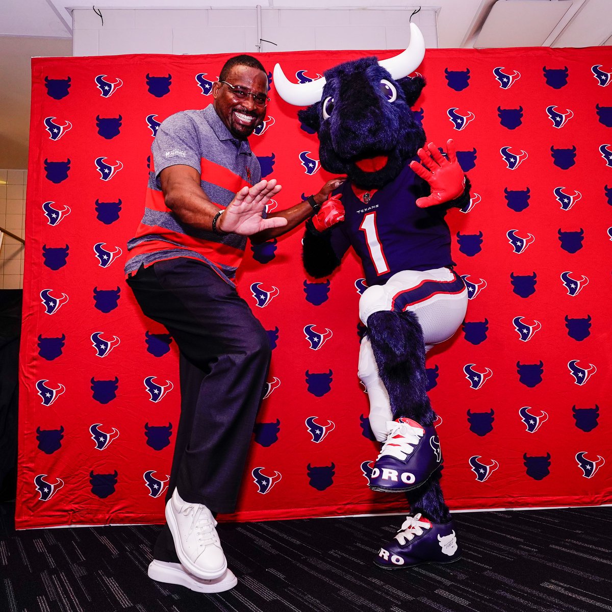 TexansTORO1's tweet photo. heisman trophy winner... 
college football hofer... 
proud uh alum.

andre ware is reppin h-town at tonight's game! 🤘
#novshou | #stateoffootball https://t.co/JmQuKa3SNn