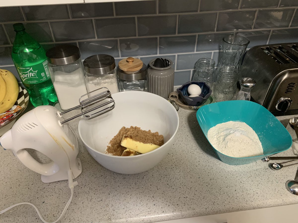 brian_phares's tweet image. .@AdriSutes: all of our friends are out. everyone is having fun but us

me, in the kitchen secretly baking cookies as a surprise: yeah we suck

#FoodBlog #BakingBlog