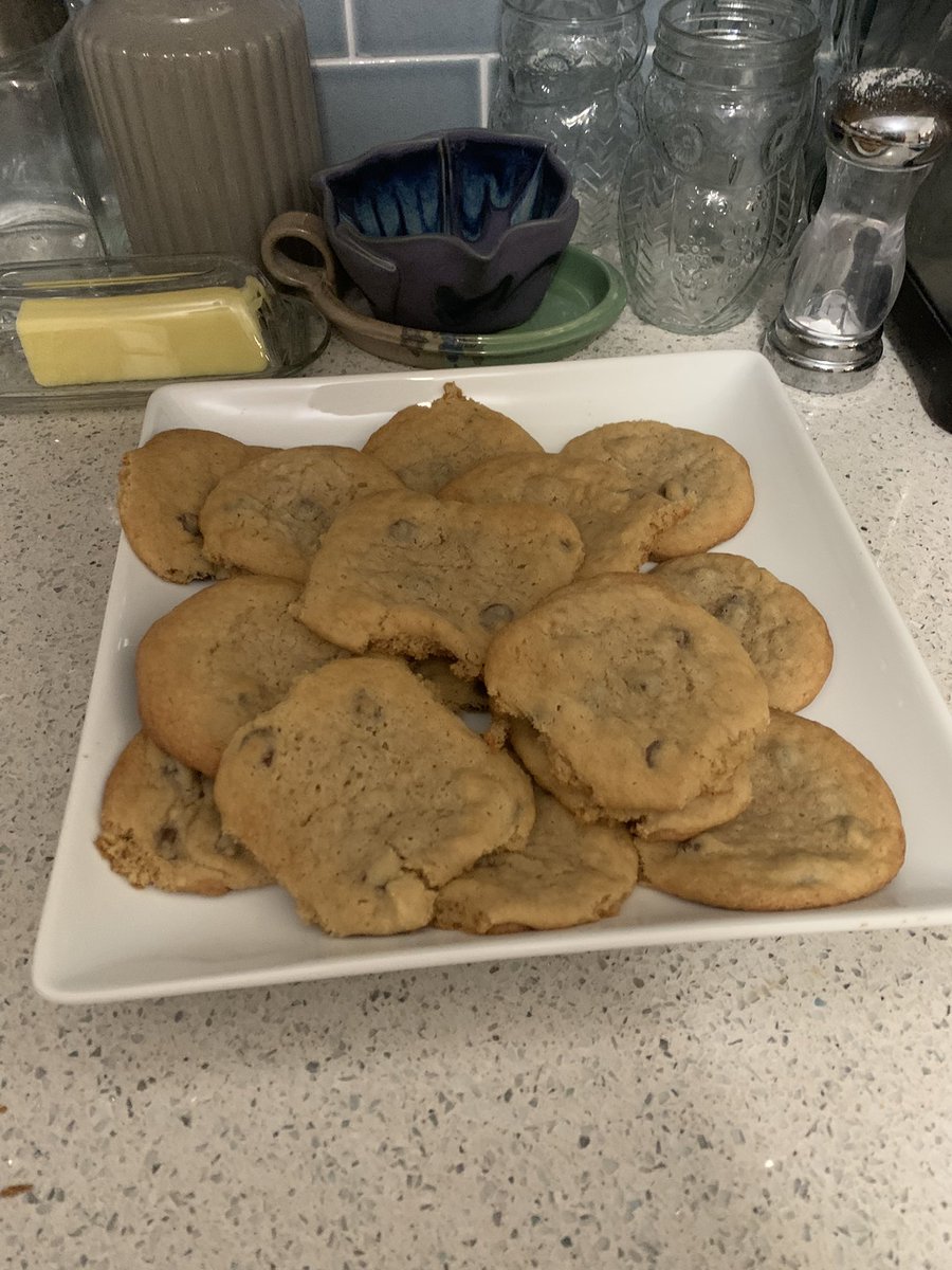 brian_phares's tweet image. .@AdriSutes: all of our friends are out. everyone is having fun but us

me, in the kitchen secretly baking cookies as a surprise: yeah we suck

#FoodBlog #BakingBlog