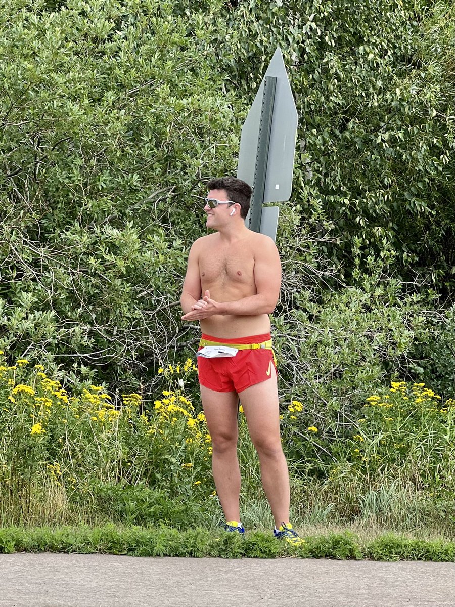ragnarupdates's tweet photo. Brian with the last handoff to Rob wearing his short shorts as he heads out towards the finish line #RagnarMN #SuperiorRunning https://t.co/OzMKODzAdy