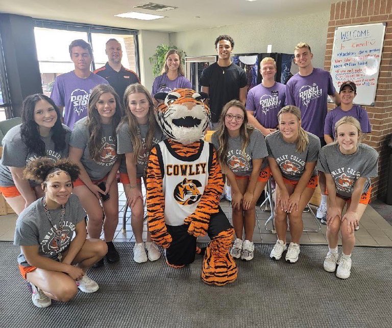 CowleySpirit's tweet photo. Tank the Tiger & @CowleyCollege Cheer helped welcome students to campus today! #DormStorm #MoveInDay https://t.co/EBySHfvyOE