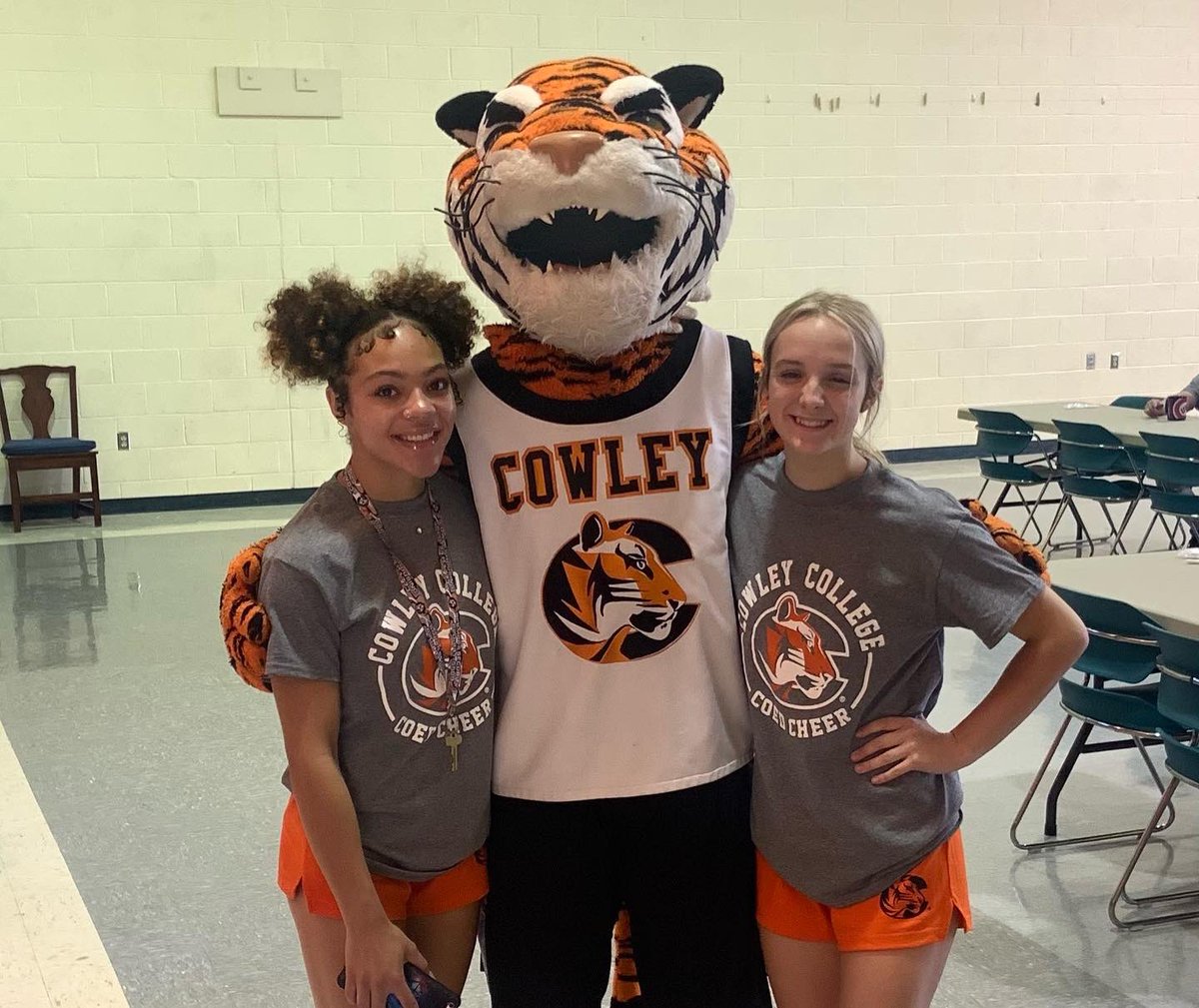 CowleySpirit's tweet photo. Tank the Tiger & @CowleyCollege Cheer helped welcome students to campus today! #DormStorm #MoveInDay https://t.co/EBySHfvyOE