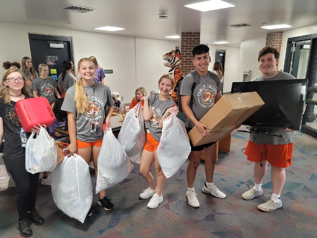 CowleySpirit's tweet photo. Tank the Tiger & @CowleyCollege Cheer helped welcome students to campus today! #DormStorm #MoveInDay https://t.co/EBySHfvyOE