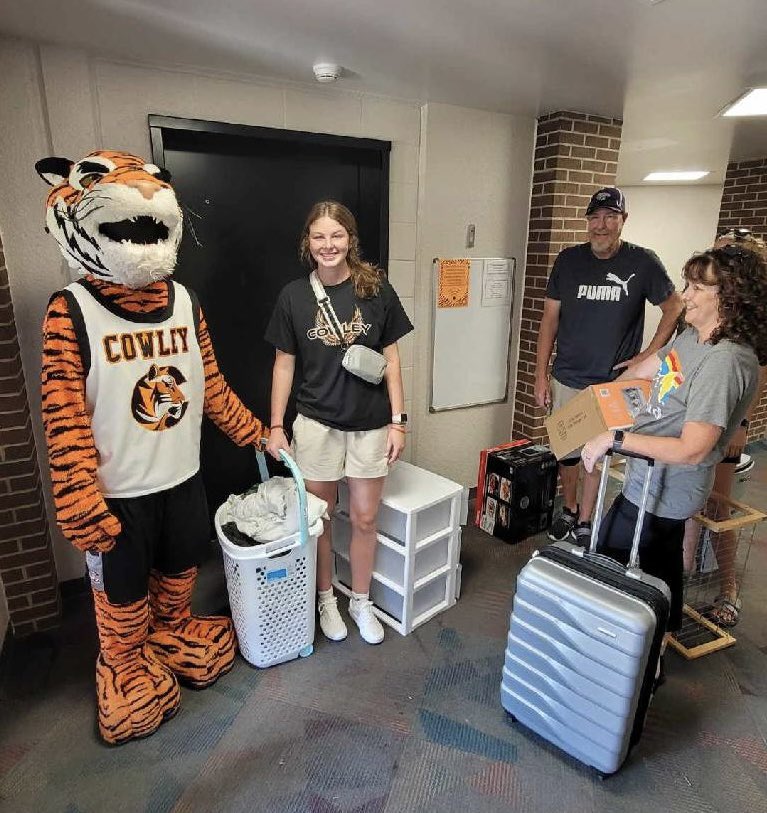 CowleySpirit's tweet photo. Tank the Tiger & @CowleyCollege Cheer helped welcome students to campus today! #DormStorm #MoveInDay https://t.co/EBySHfvyOE