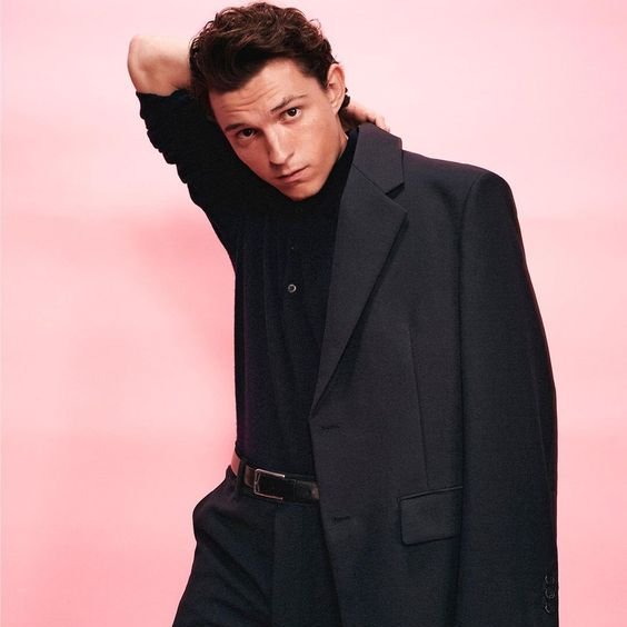 Tom Holland anuncia que irá se afastar das redes sociais para tratar sua saúde mental:

“O Instagram e Twitter são muito sufocantes. Me sinto preso em uma espiral quando leio determinadas coisas sobre mim na internet. Decidi dar um passo para trás e deletar o aplicativo.”
