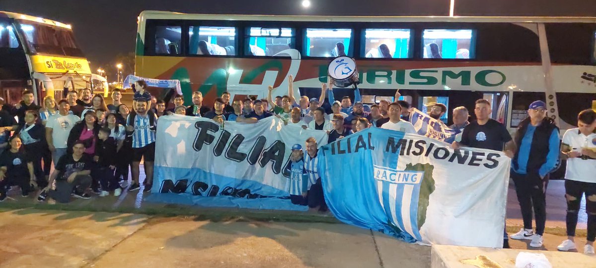 El aguante del hincha de Misiones camino al Cilindro Mágico de Avellaneda. 2 micros. Muchas historias que se transmitirán de generación en generación después de esta experiencia. Amor por la camiseta. 🎓 💙