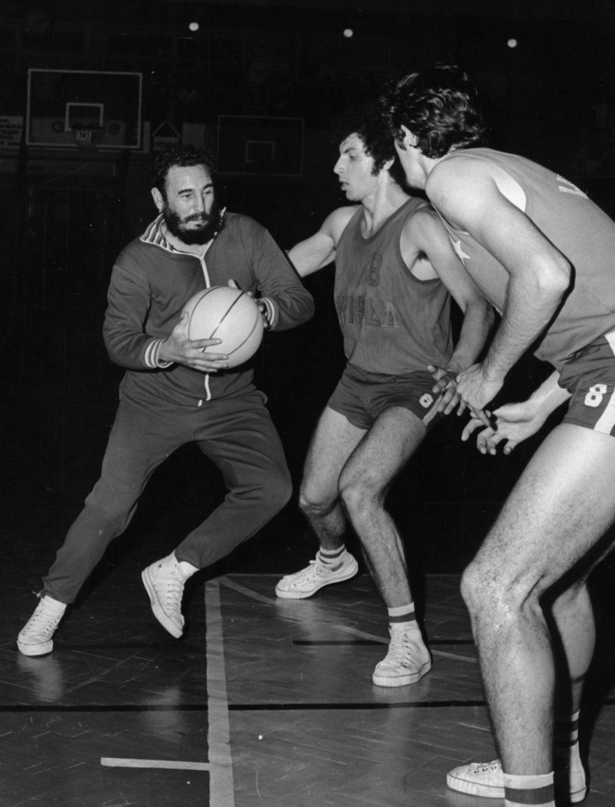 martianmarxist's tweet image. Fidel Castro breaking the ankles of Polish citizens in 1972