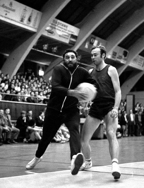 martianmarxist's tweet image. Fidel Castro breaking the ankles of Polish citizens in 1972