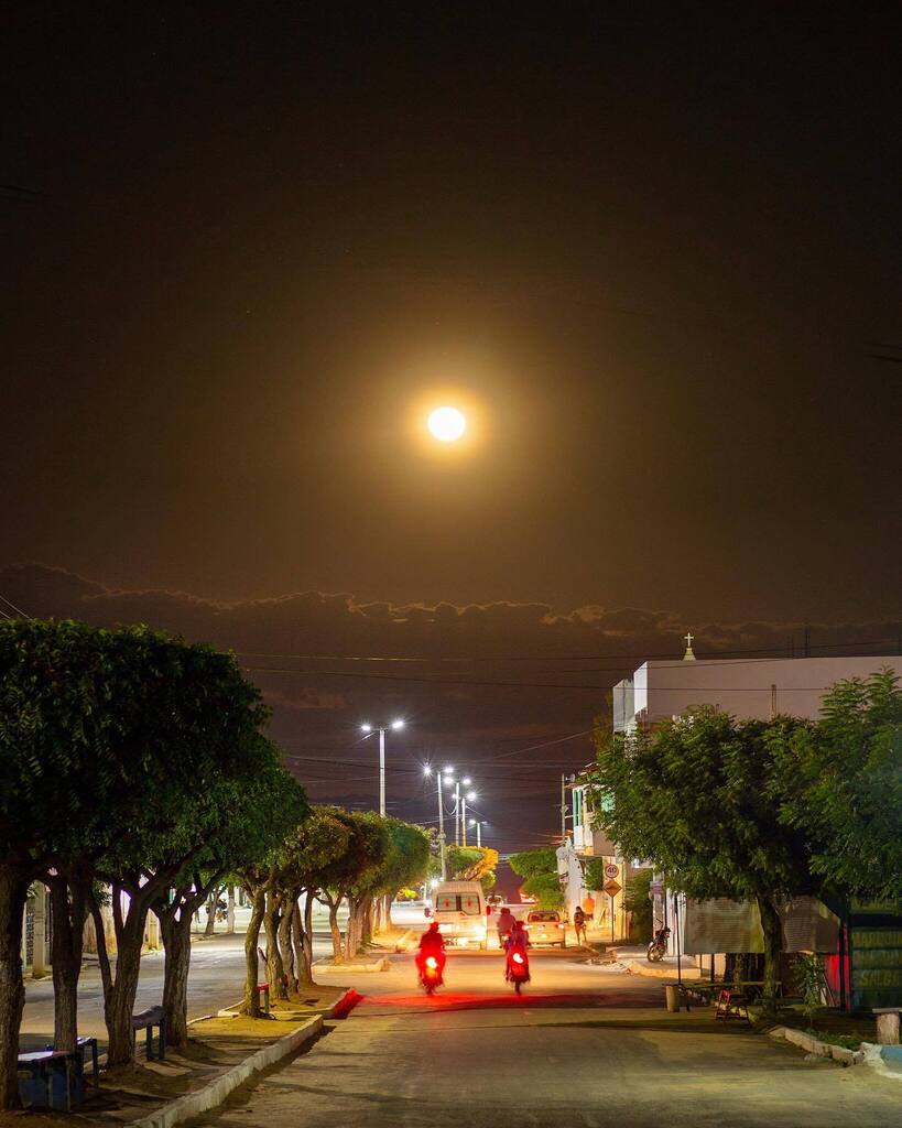 itatira's tweet photo. Noite enluarada em Lagoa do Mato, Itatira. As famílias sentam nas calçadas, jovens andam de moto na rua, criança brincam nos terreiros, todos admirando ela, a rainha do sertão, a última Super Lua do ano. 

#Itatira #LagoadoMato #LuaCheia #SuperLua #NoitenoSertão #FotografiaN… https://t.co/2KWl1AubwK