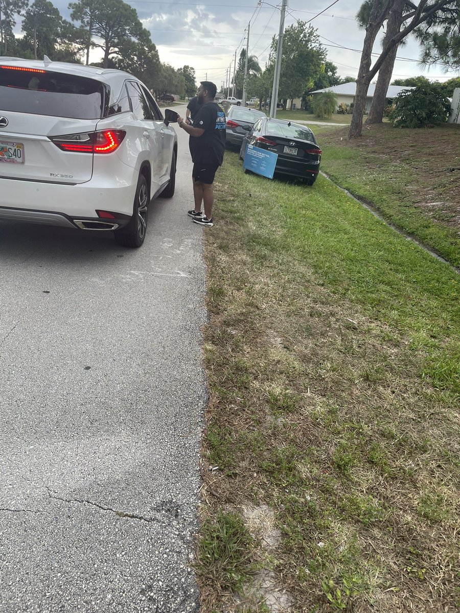 Our teams were hungry and ordered a 10 Piece and a side today 🥤🍟🍗. Partnering with @amro_quran and the PGA team to deliver another successful Saturday for Team Royal Flush . 10 Fiber 💻 and a TV 📺 between @Nickp_ATT and Ricky. #WeWinAsOne #Fiber