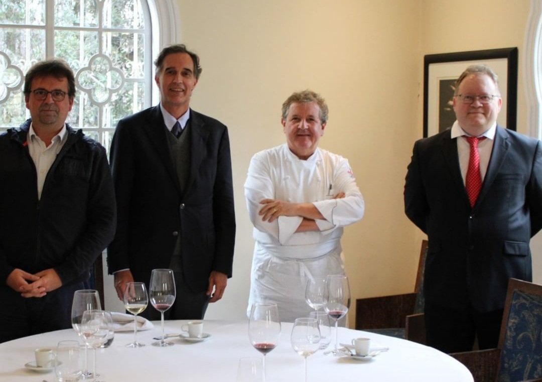 TeyssierdOrfeui's tweet photo. Un grand 🙏 au chef Laurent #Suaudeau de nous avoir fait l’honneur de déguster qq plats du "Maître Cuisinier de 🇨🇵" dans son @EscolaLaurent à #SãoPaulo, ouverte en 2000, qui a formé près de 5.000 apprentis, transmettant cet amour de la cuisine, à la suite du maître Paul #Bocuse. https://t.co/IpXNQ6zc2E