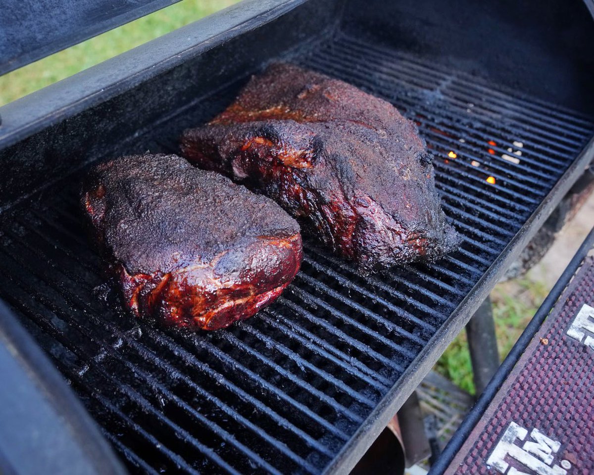 BCSshots's tweet photo. Rolling Smoke 💨🐷🐮 Back to school Brisket &amp; Pork Shoulder for my son RJ❤️ #brisket #pulledpork #BBQ #smokedmeat https://t.co/k8RJXx52Ja