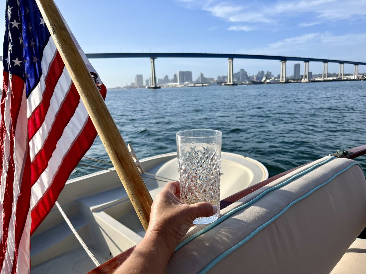 SanDiego, sea breeze, champagne & friends. #californiadreamin 🌊😎