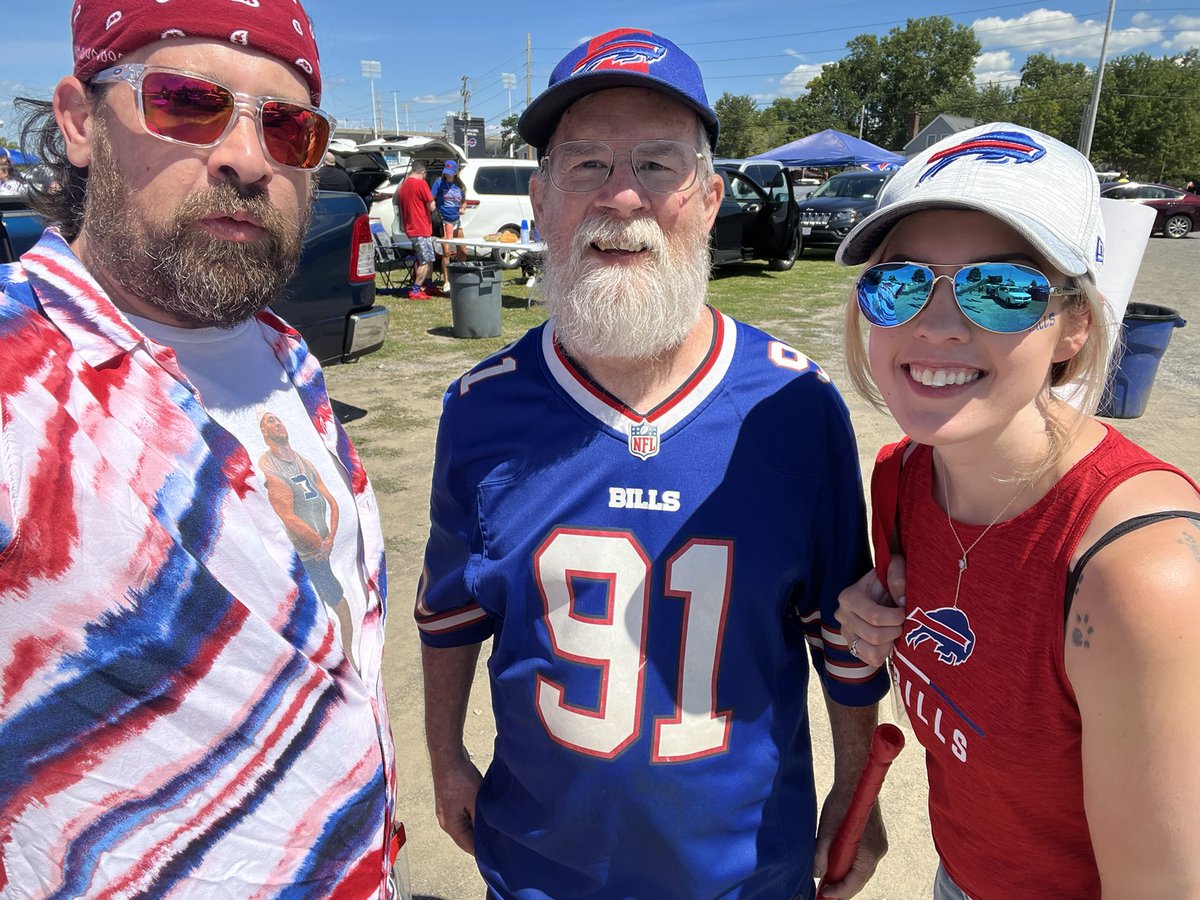 BuffaloBillChze's tweet photo. Great day at Highmark Stadium, had the pleasure of meeting @cfrelund and Buffalo Bills tailgate legend Pinto Ron and of course the Mandolorian #BuffaloBills #BillsMafia #PintoRon #TheBuffalorian https://t.co/OEy8Bc8Agy