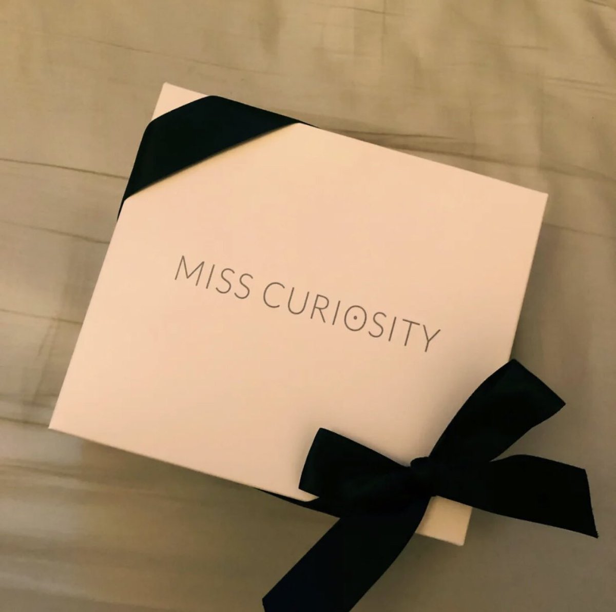 昨天约了推特的小哥哥 让他射在我嘴里，味道尽然是有一丢丢的甜味，我好吃惊😱，是因为做之前我们去唐人汇买了奶茶的原因吗？！好奇😯