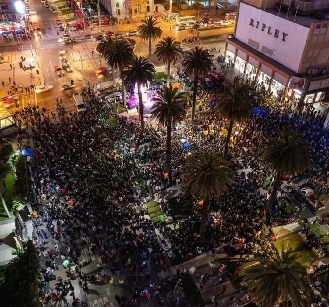 andres20ad's tweet photo. No hay #Cadem que resista esto. Miles de personas en Viña del Mar, Puente Alto, Melipilla. La derecha tendrá la prensa, tv, radios y encuestas. Nosotros, la calle. Y las elecciones se ganan en la calle. El Apruebo ganará, porque en Chile los demócratas somos más. https://t.co/rlRHqSTWOU