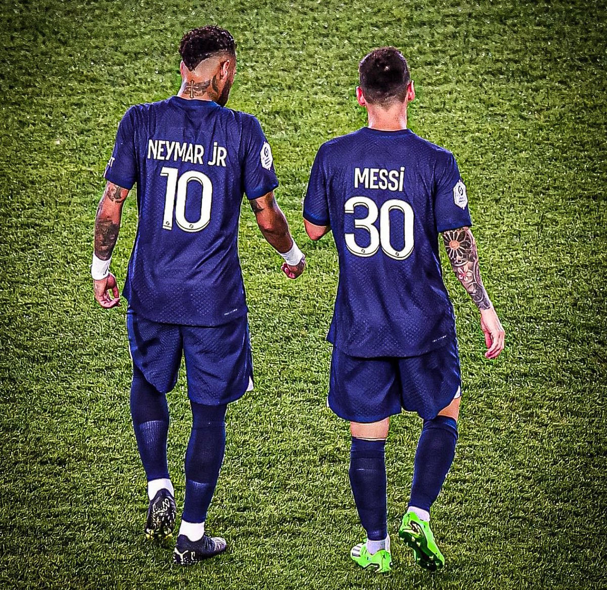 ankarinha's tweet photo. Ojalá Neymar y Messi ignoren a mbappe y sigan divirtiéndose entre ellos para que se le bajen los humos al niñato. Tienen 10 veces más fútbol, talento y prestigio como para que un francés de 23 años se crea que esta por encima. https://t.co/VaoHVi981z