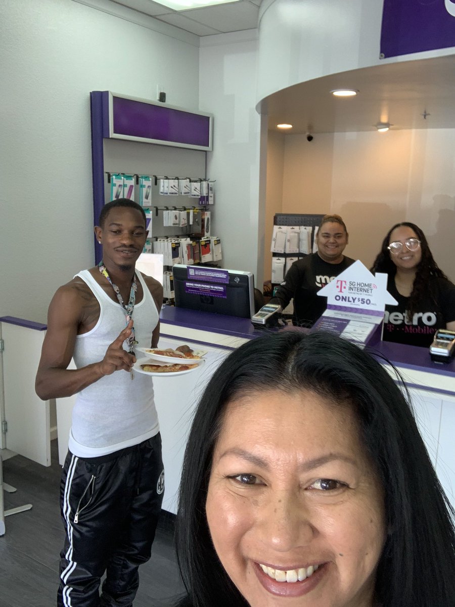 Porting in from AT&amp;T and he couldn't be more excited about our #customerlove! #Consistency is key to the #ranker at our TD LOVERIDGE store💪🏼👏🏼 #ACP #HSI  <a href="/kharen_g/">Kharen G</a> <a href="/JamesLeeWW/">James Lee</a>
