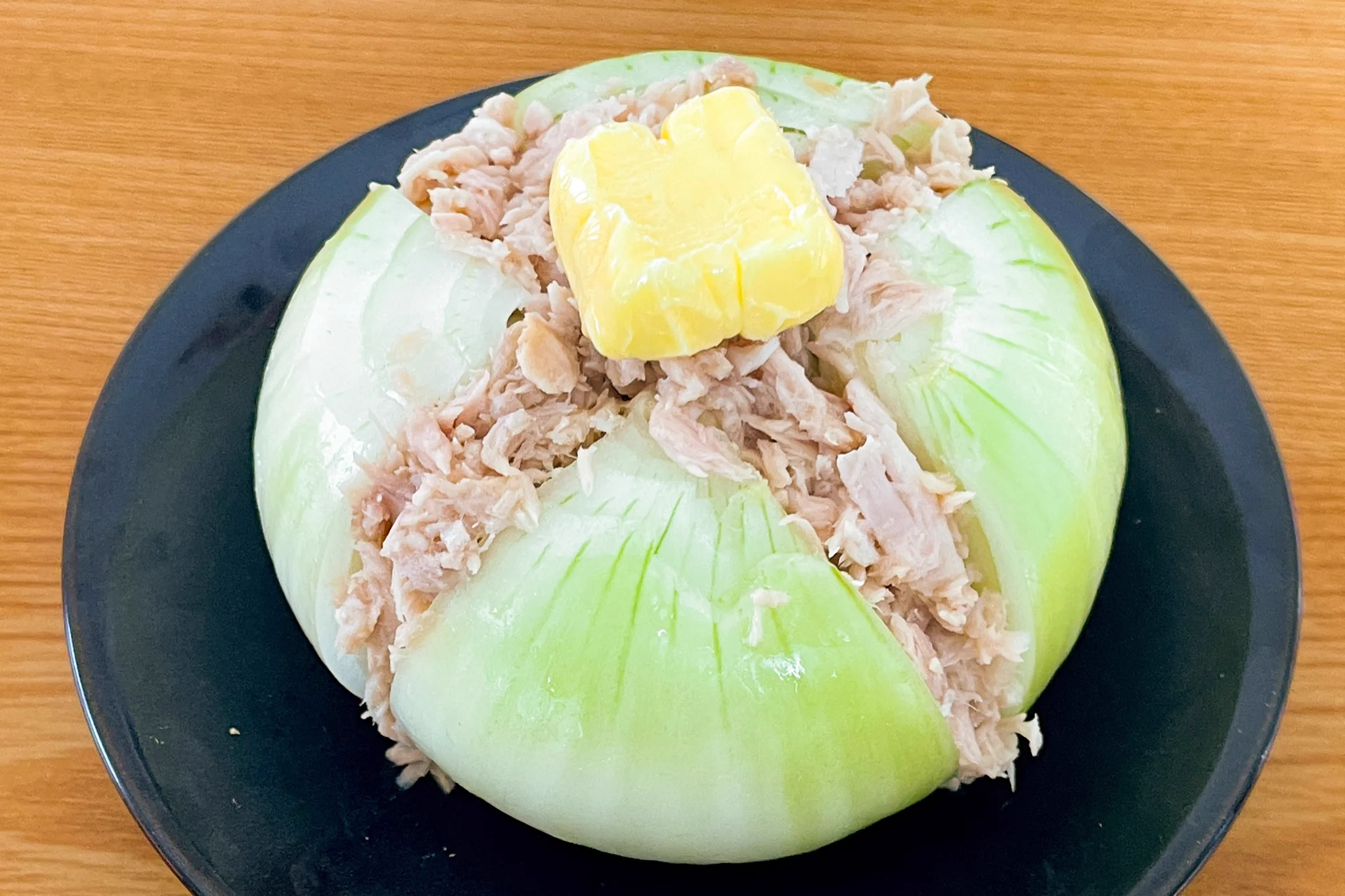 玉ねぎを丸ごと楽しめる！レンジで簡単「ツナバターポン酢」。
