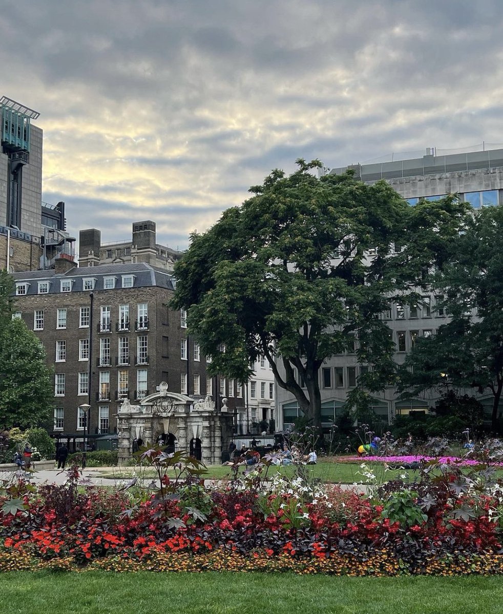 Cheaeryeonga's tweet photo. Admiring the beauty of this London city with my naked eyes seems so surreal. How I never thought that the suburbs of this monarch country was actually so colorful that even the wind giving a coolness to the hot-headed girl like me. I enjoyed it a lot. https://t.co/4gqKQ6hxZD