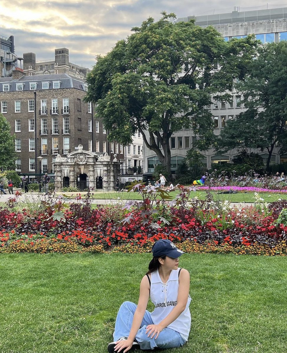Cheaeryeonga's tweet photo. Admiring the beauty of this London city with my naked eyes seems so surreal. How I never thought that the suburbs of this monarch country was actually so colorful that even the wind giving a coolness to the hot-headed girl like me. I enjoyed it a lot. https://t.co/4gqKQ6hxZD