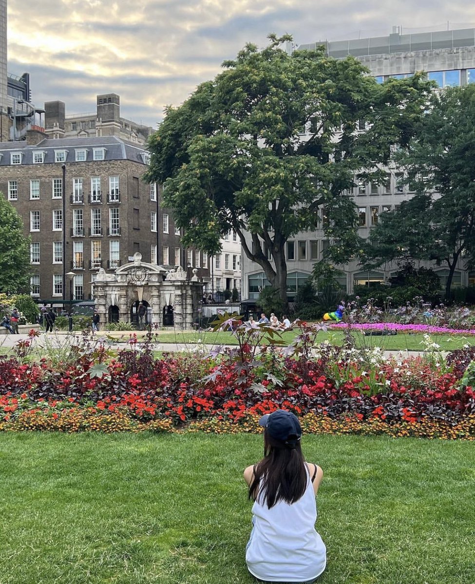 Cheaeryeonga's tweet photo. Admiring the beauty of this London city with my naked eyes seems so surreal. How I never thought that the suburbs of this monarch country was actually so colorful that even the wind giving a coolness to the hot-headed girl like me. I enjoyed it a lot. https://t.co/4gqKQ6hxZD