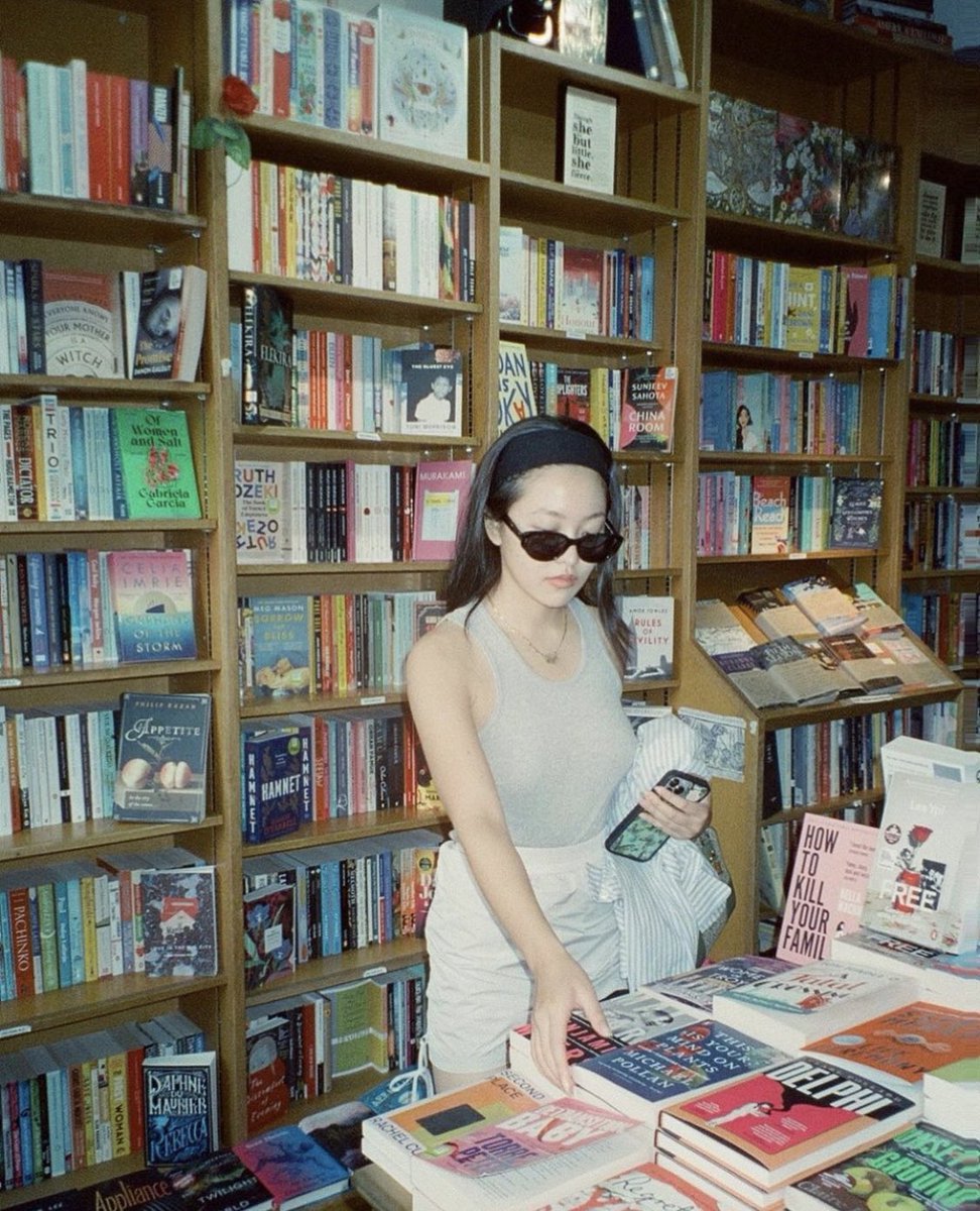 Cheaeryeonga's tweet photo. The Nothing Hill I knew was a romance movie that left such a deep imoression on me. So when I found a bookshop with the same name, I was drawn to come inside. Just like the movie, when I found so many books in there– I felt like I was having a romance moment tingling inside. https://t.co/uxabQz2HqB