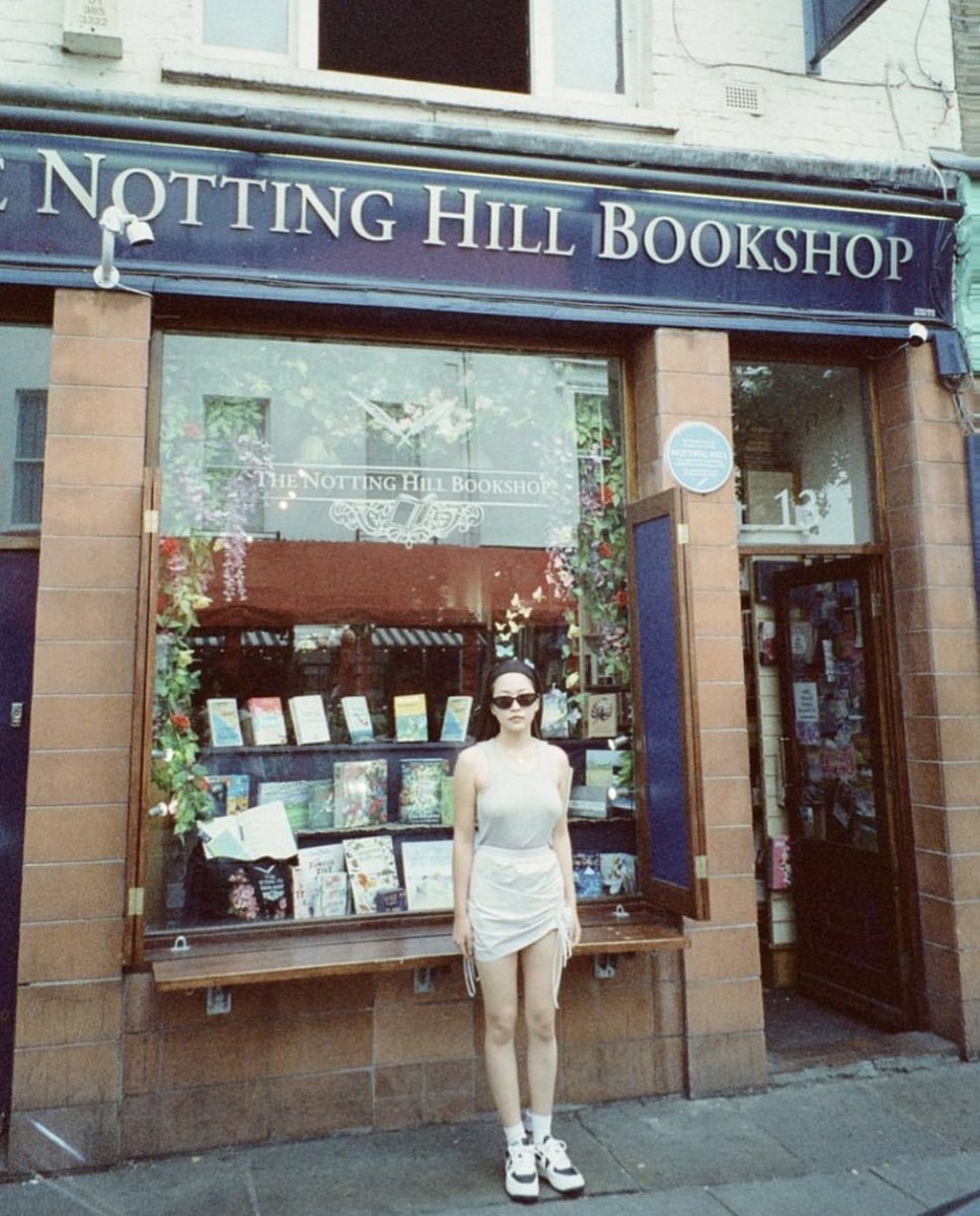 Cheaeryeonga's tweet photo. The Nothing Hill I knew was a romance movie that left such a deep imoression on me. So when I found a bookshop with the same name, I was drawn to come inside. Just like the movie, when I found so many books in there– I felt like I was having a romance moment tingling inside. https://t.co/uxabQz2HqB