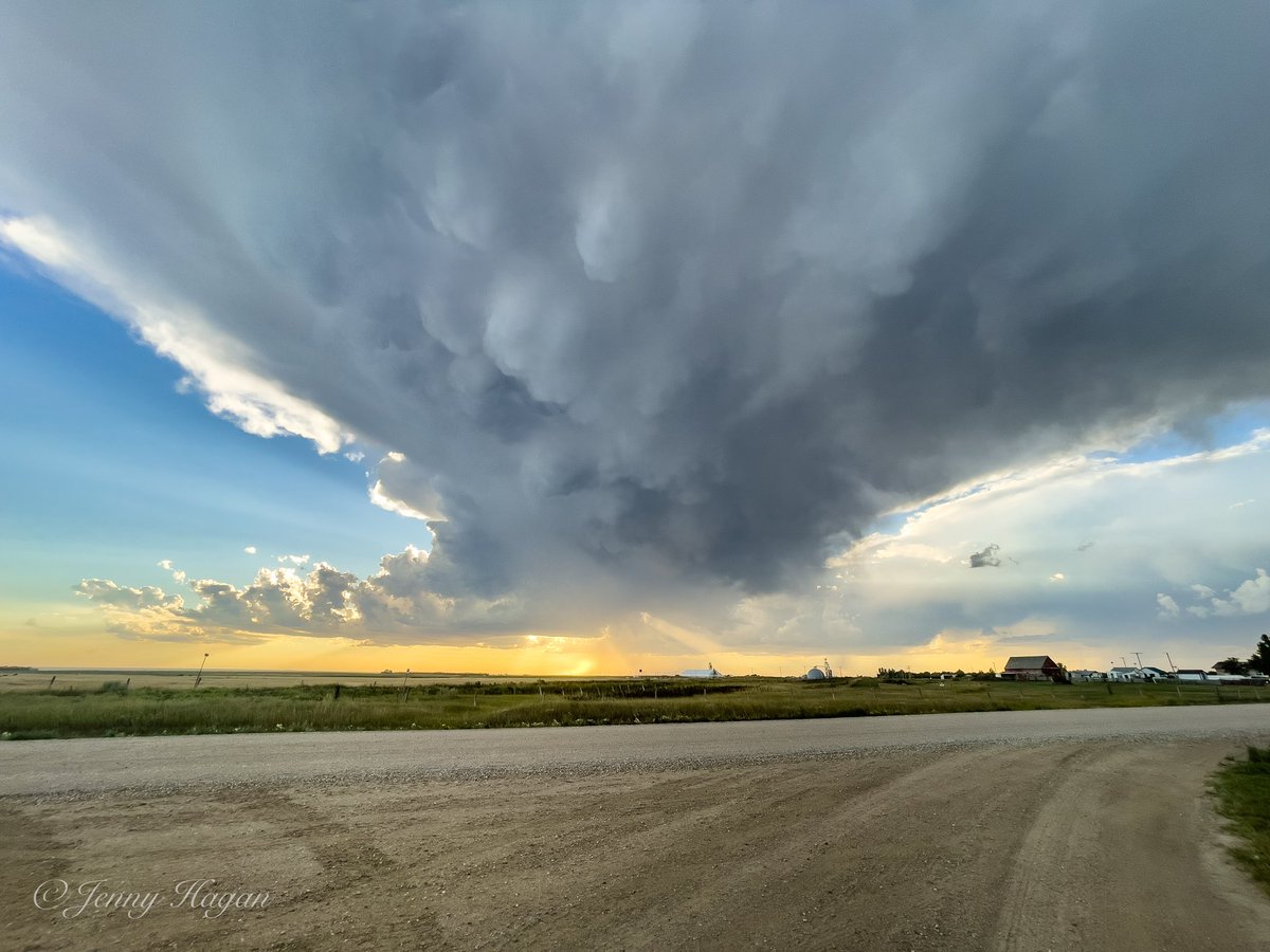LostInSk's tweet photo. Severe warned #skstorm near Hanley has amazing lenticular rays and Mammatus at 7:30 pm https://t.co/1VAdjfktsP