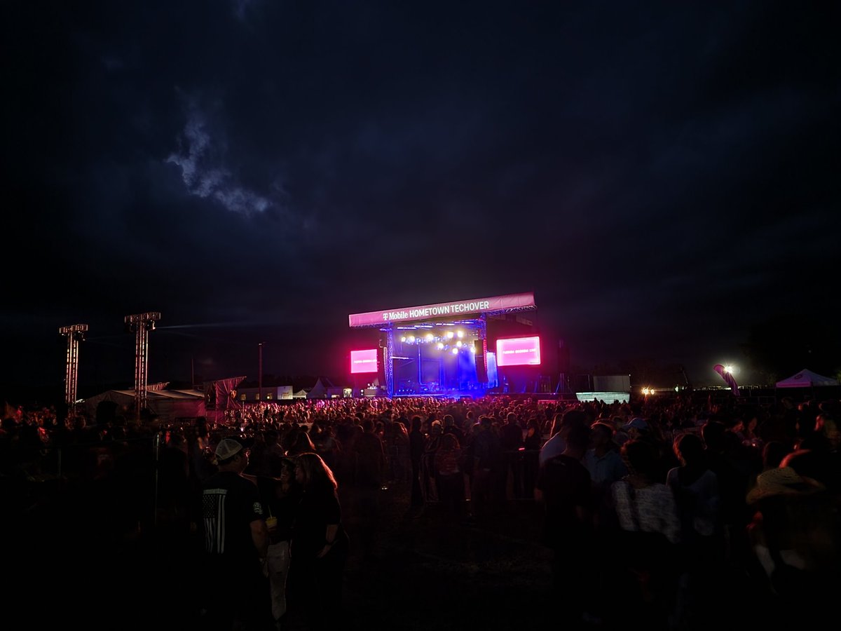tgilmer's tweet photo. Excellent show so far @TMobile. Florida Georgia Line is up next!

Woodstock, IL representing for the #hometowntechover! https://t.co/lAJmshvs23