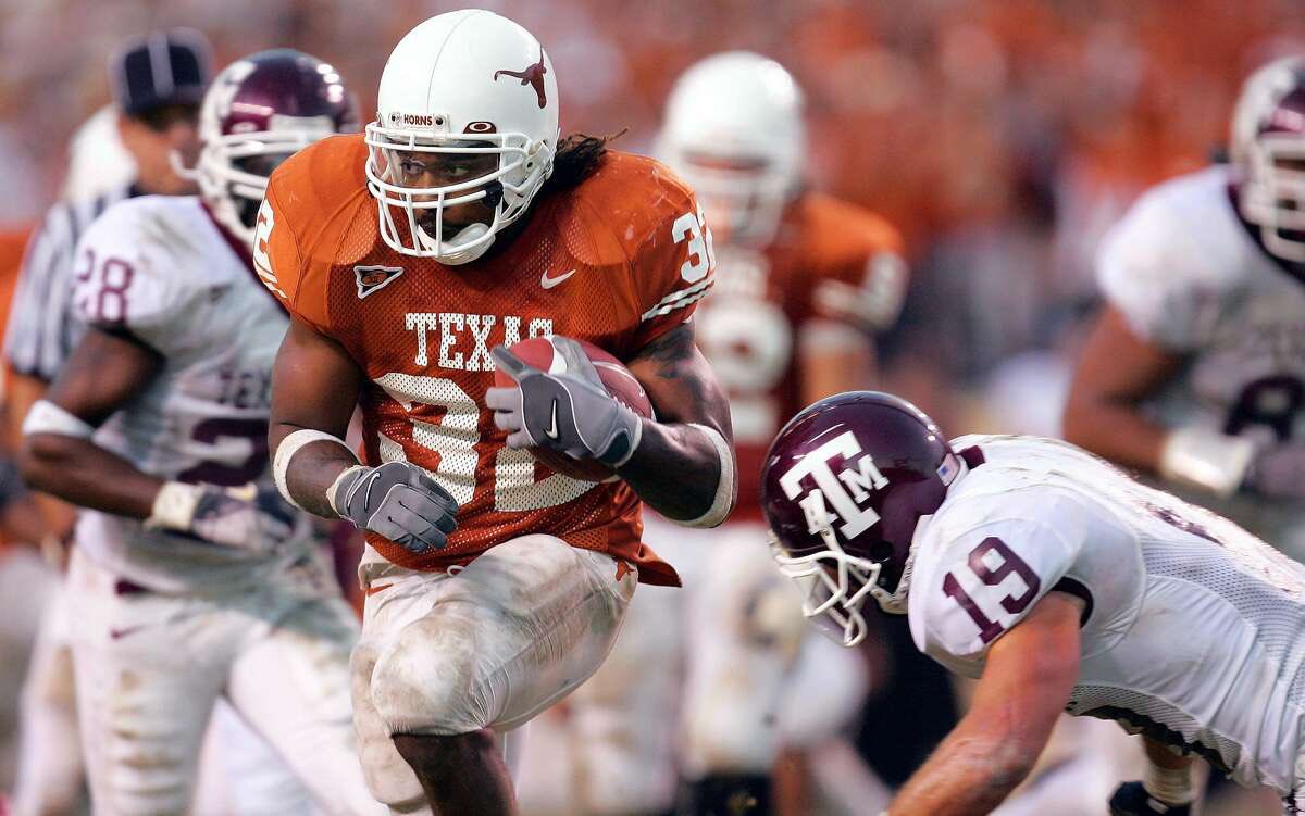 21 Days until Texas Football: Cedric Benson rushed for 21 TDs during the 2003 season, 3rd most in Texas history. #Texas #Longhorns #cfb #hookem #football #austin #collegefootball https://t.co/XfCgzUKaLA