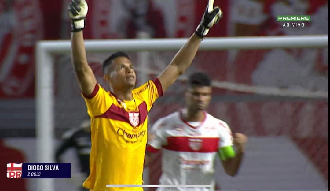 GiovaniRF's tweet photo. Será que os torcedores vão dar uma camiseta do GreBBBio para este goleiro também??? Dois gols de pênalti merece neh 🤣🤣🤣🤣 https://t.co/eD6BKOP5nP
