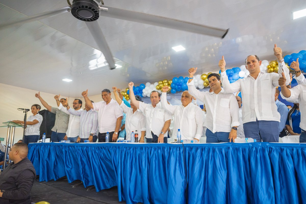 chuvasquez's tweet photo. Hoy juramentamos en Cabrera al alcalde @marlonariasRD y en Nagua a Ángel Manuel López, quienes junto a más de 300 dirigentes de diferentes organizaciones políticas decidieron unirse para ser parte del cambio. 
¡Bienvenidos al Partido Revolucionario Moderno! #ContigoSomosMejores. https://t.co/528U8X2Z0J
