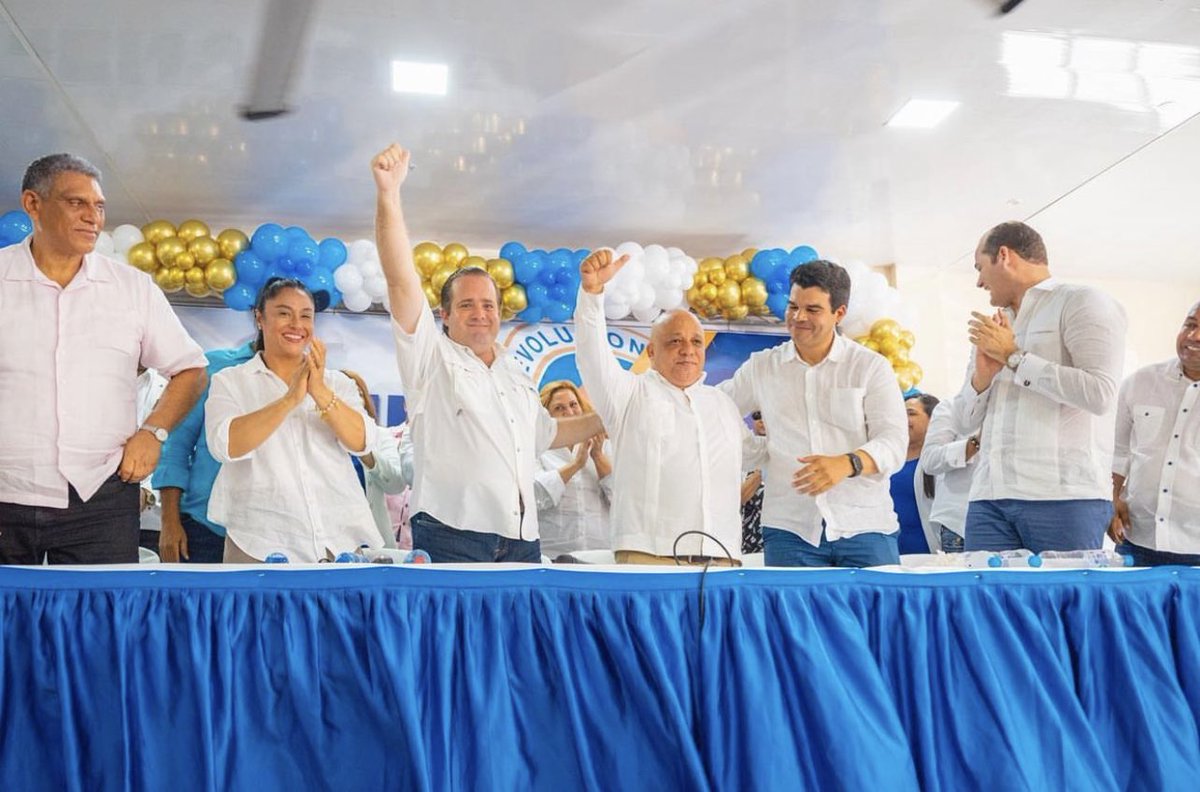 chuvasquez's tweet photo. Hoy juramentamos en Cabrera al alcalde @marlonariasRD y en Nagua a Ángel Manuel López, quienes junto a más de 300 dirigentes de diferentes organizaciones políticas decidieron unirse para ser parte del cambio. 
¡Bienvenidos al Partido Revolucionario Moderno! #ContigoSomosMejores. https://t.co/528U8X2Z0J