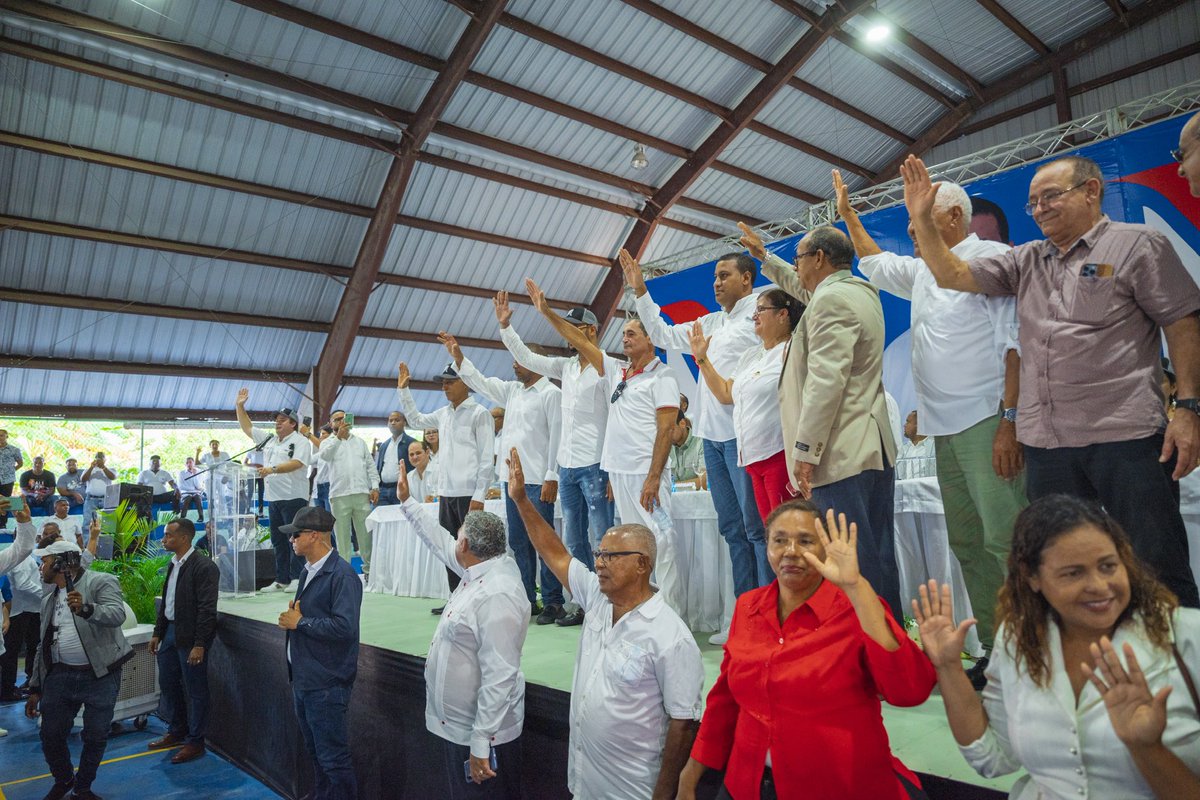 chuvasquez's tweet photo. Hoy juramentamos en Cabrera al alcalde @marlonariasRD y en Nagua a Ángel Manuel López, quienes junto a más de 300 dirigentes de diferentes organizaciones políticas decidieron unirse para ser parte del cambio. 
¡Bienvenidos al Partido Revolucionario Moderno! #ContigoSomosMejores. https://t.co/528U8X2Z0J